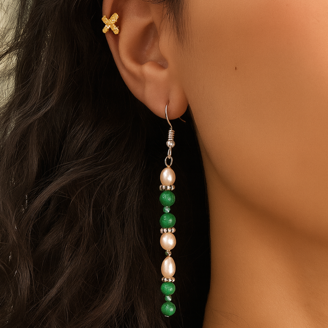 Pendientes largos de malaquita y perla en acero inoxidable, marca Sfinge.