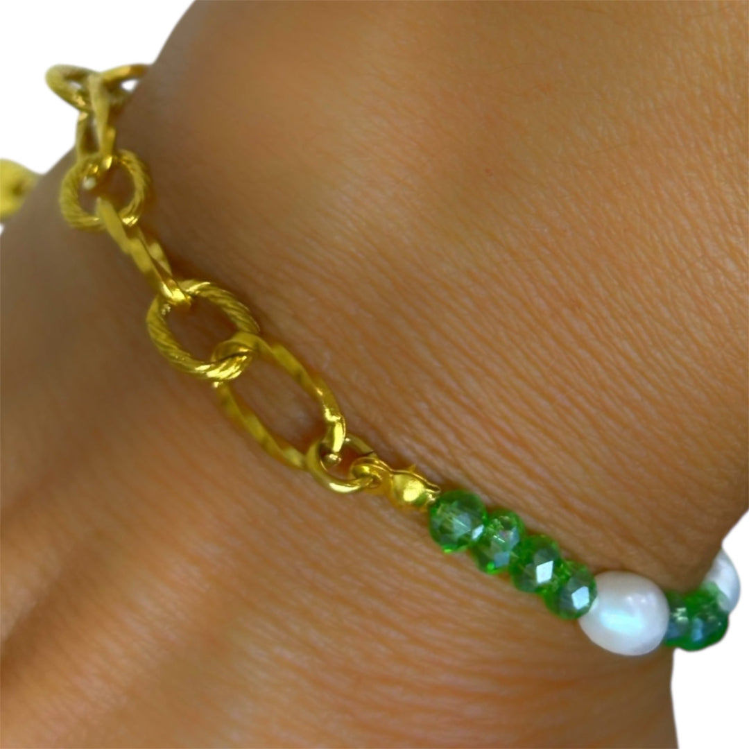 Pulsera Boreal Verde en acero dorado con perlas naturales y cristal facetado