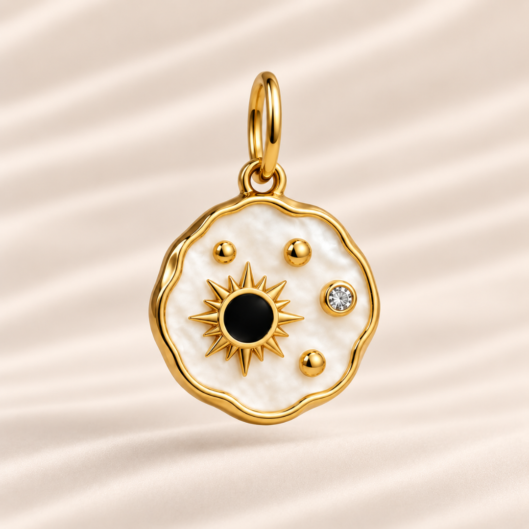 Charm Solaris dorado con sol y fondo blanco de acabado perlado