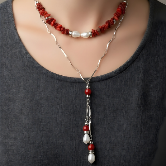 Gargantilla artesanal de coral natural y perla de agua dulce – disponible en acero plateado o dorado – hecha en España por Sfinge Joyas