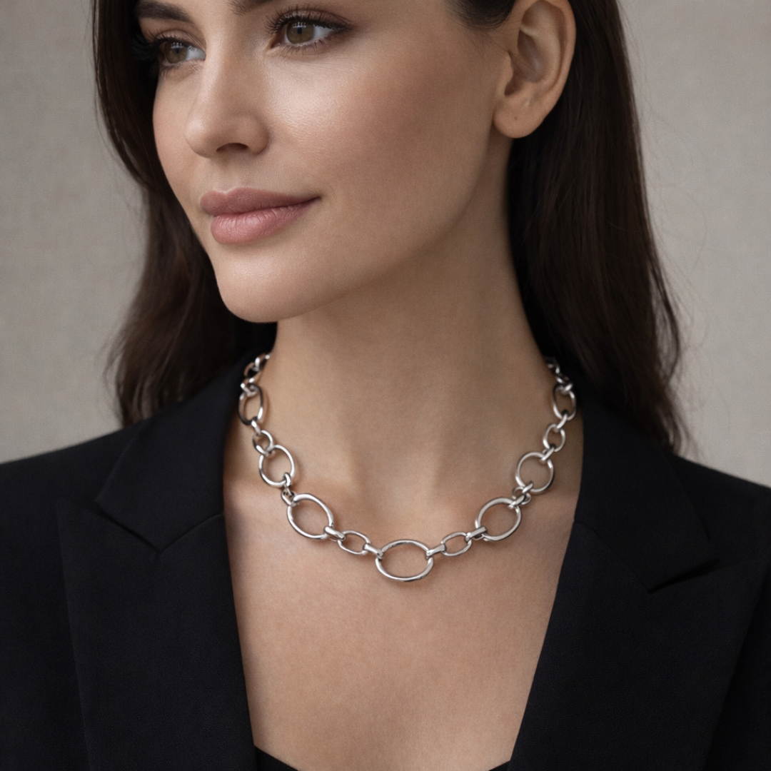 Collar aros maxi colección Sfinge Infinity puesto en modelo