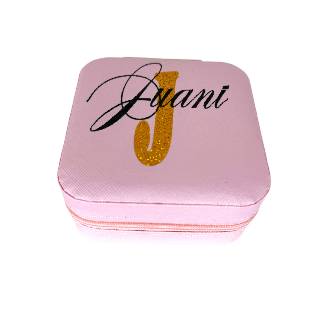 Joyero personalizado rosa con nombre en vinilo dorado, ideal como regalo para mujer o niña.