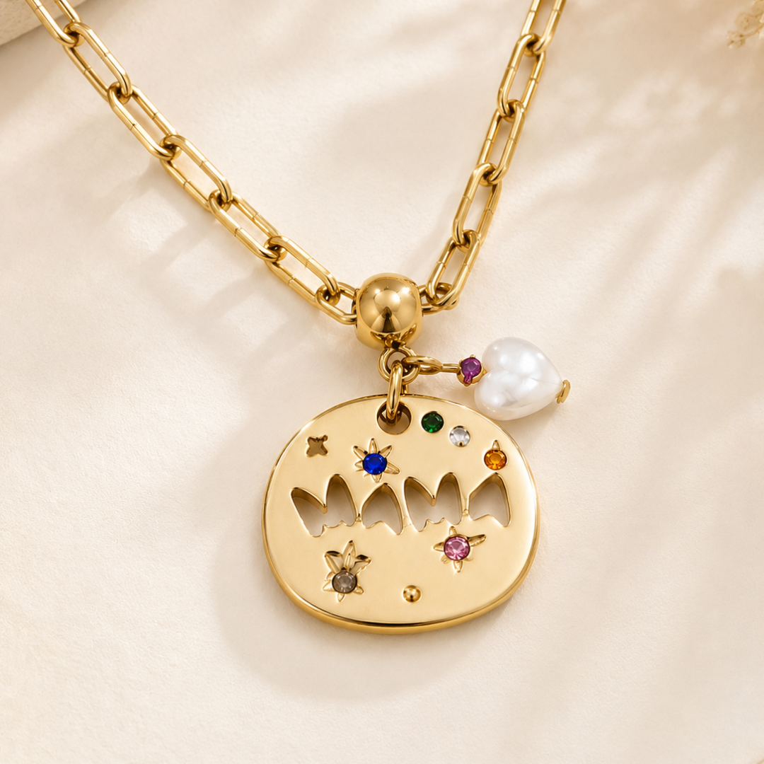 Detalle de la medalla Mamá con cristales de colores engastados