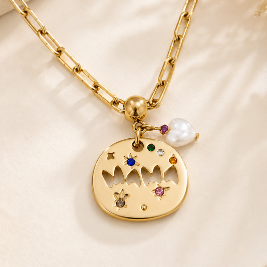 Detalle de la medalla Mamá con cristales de colores engastados