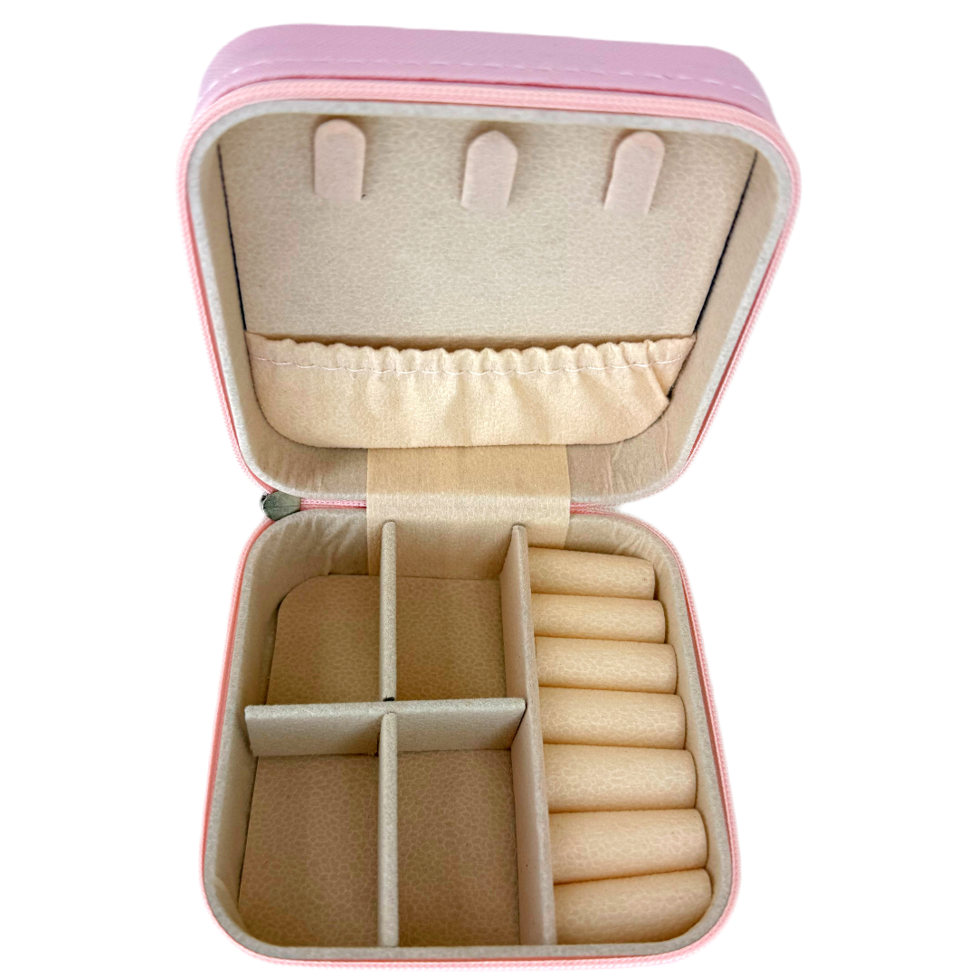 Interior del joyero personalizado con compartimentos para anillos, pendientes y colgantes.