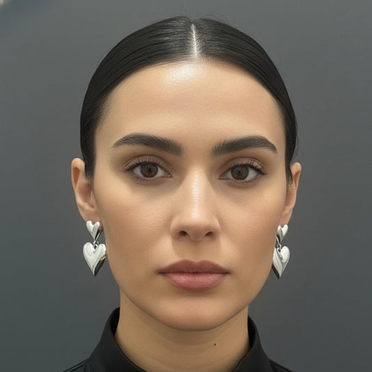 Pendientes Amor en modelo