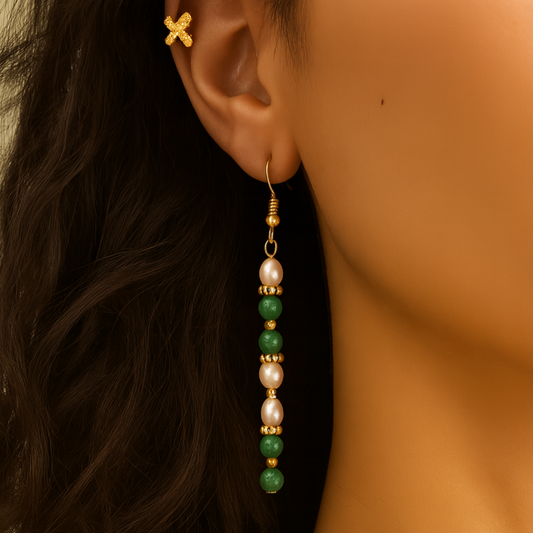 Pendientes largos de malaquita y perla en acero inoxidable con baño de oro, diseño artesanal de la marca Sfinge.