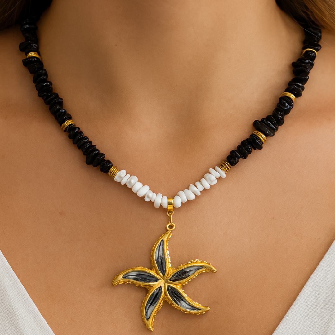 Gargantilla artesanal de ágata negra y howlita blanca con colgante de estrella marina dorada – hecha en España por Sfinge Joyas