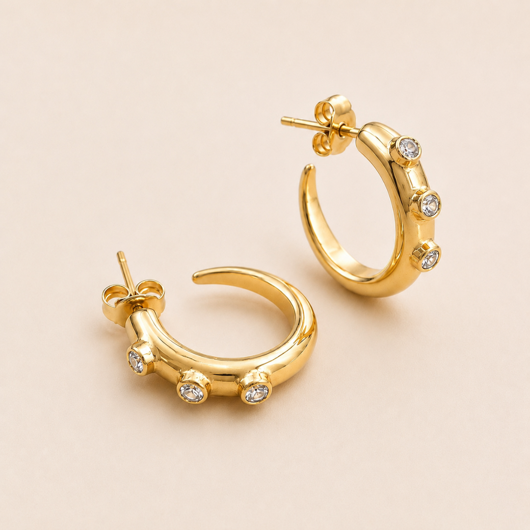 Pendientes de aro abierto con circonitas en acero inoxidable disponibles en plateado y baño de oro
