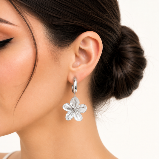 Pendientes aro con flor texturizada diseño Sfinge acabado plateado