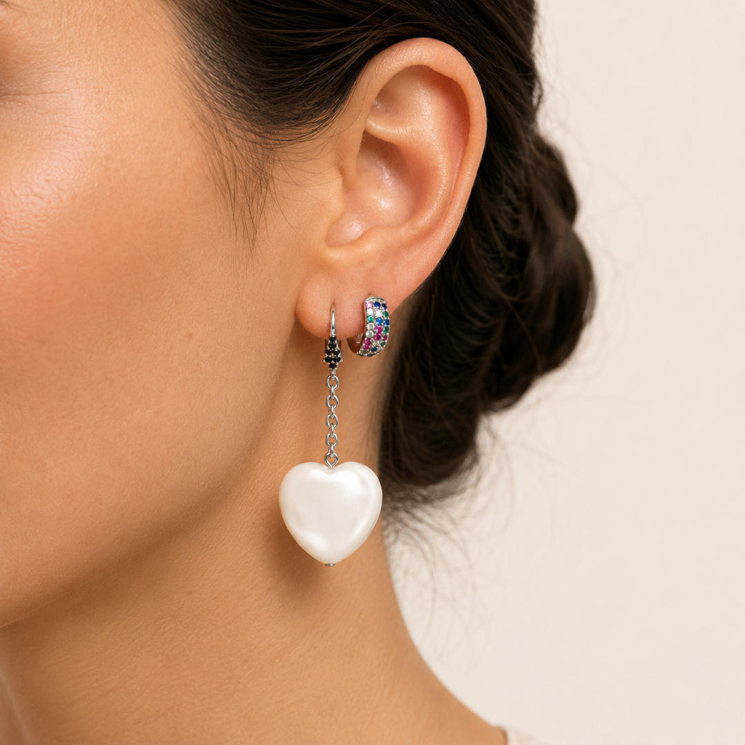 Pendientes en acero plateado con circonitas en negra y corazon de nacar natural