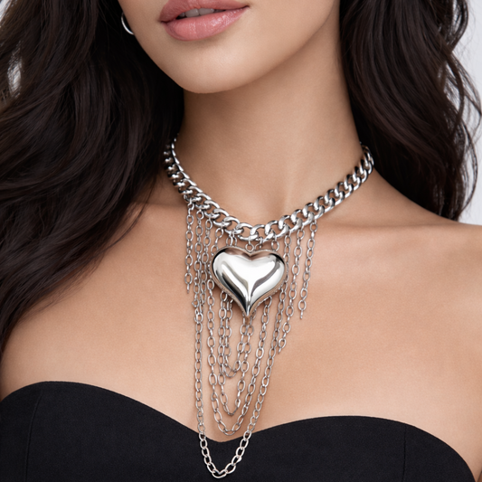 Modelo con Gargantilla Corazón Ionic con corazón central y cascada de cadenas