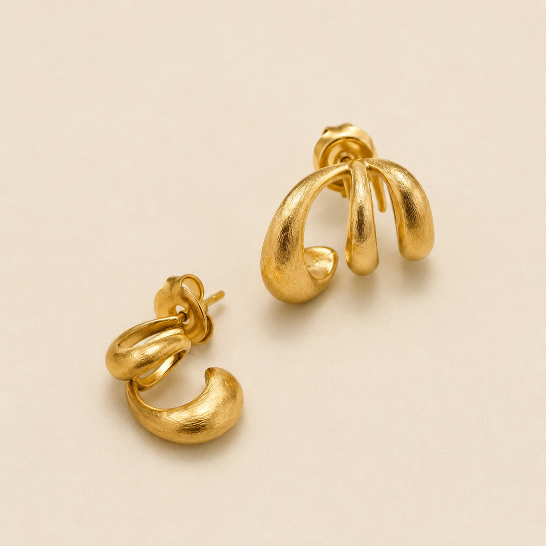 Pendientes Abrazo dorados satinados, versión baño de oro, detalle de la pieza