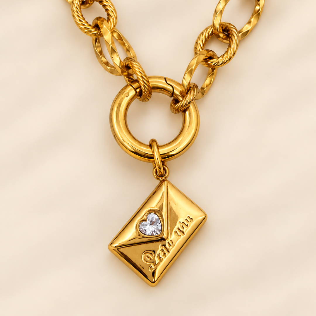 collar petit con charm sobre de amor