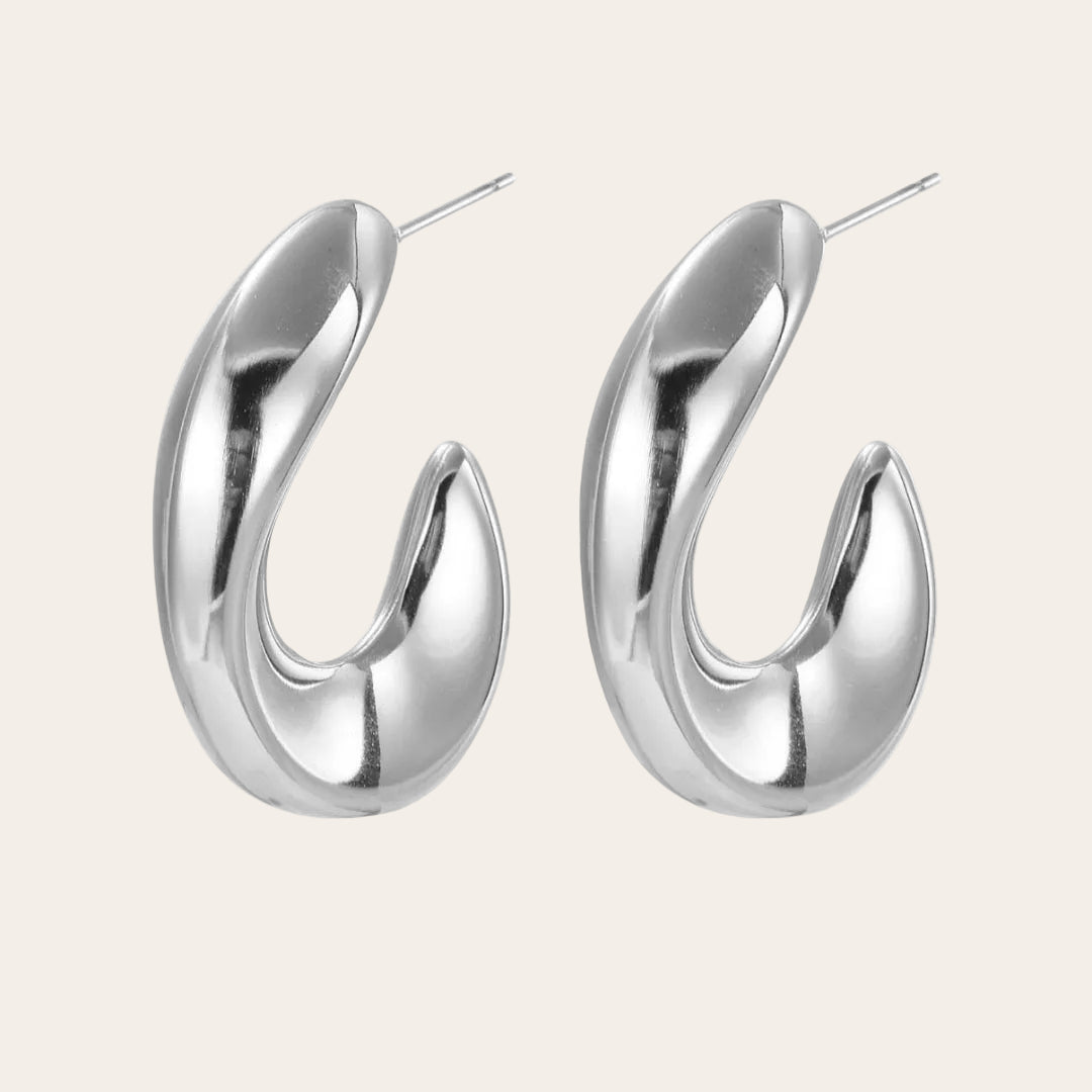 aros dorados en acero inoxidable plateado, diseño irregular de sfinge