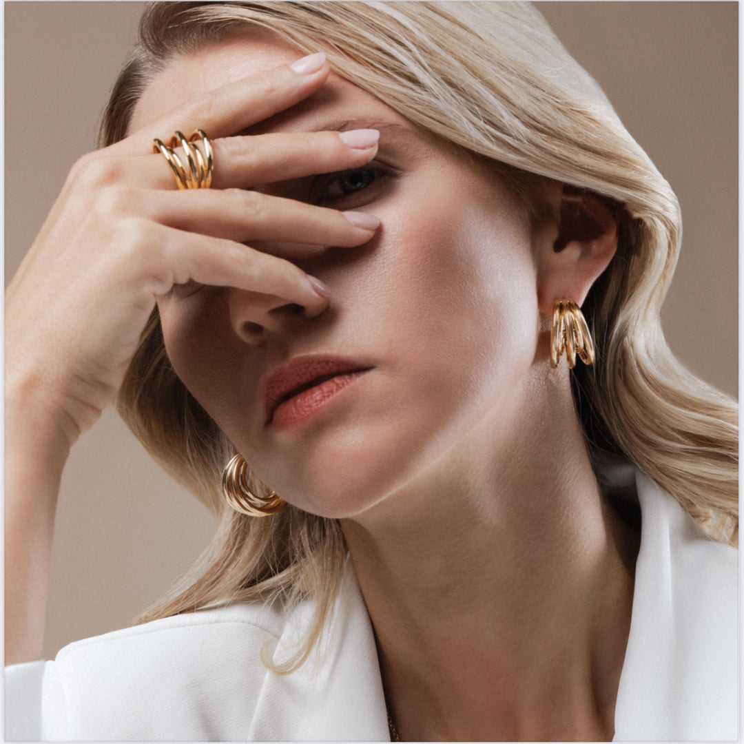 Pendientes de aro triple dorados de LyuYu con diseño moderno y elegante