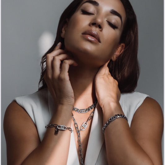 Pulsera con monograma con brillantitos de acero plateado