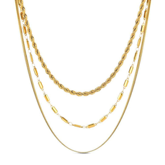 Collar triple dorado Rocío Martín con tres estilos de cadena, en acero 316L chapado en oro 18k, waterproof y con extensión ajustable.