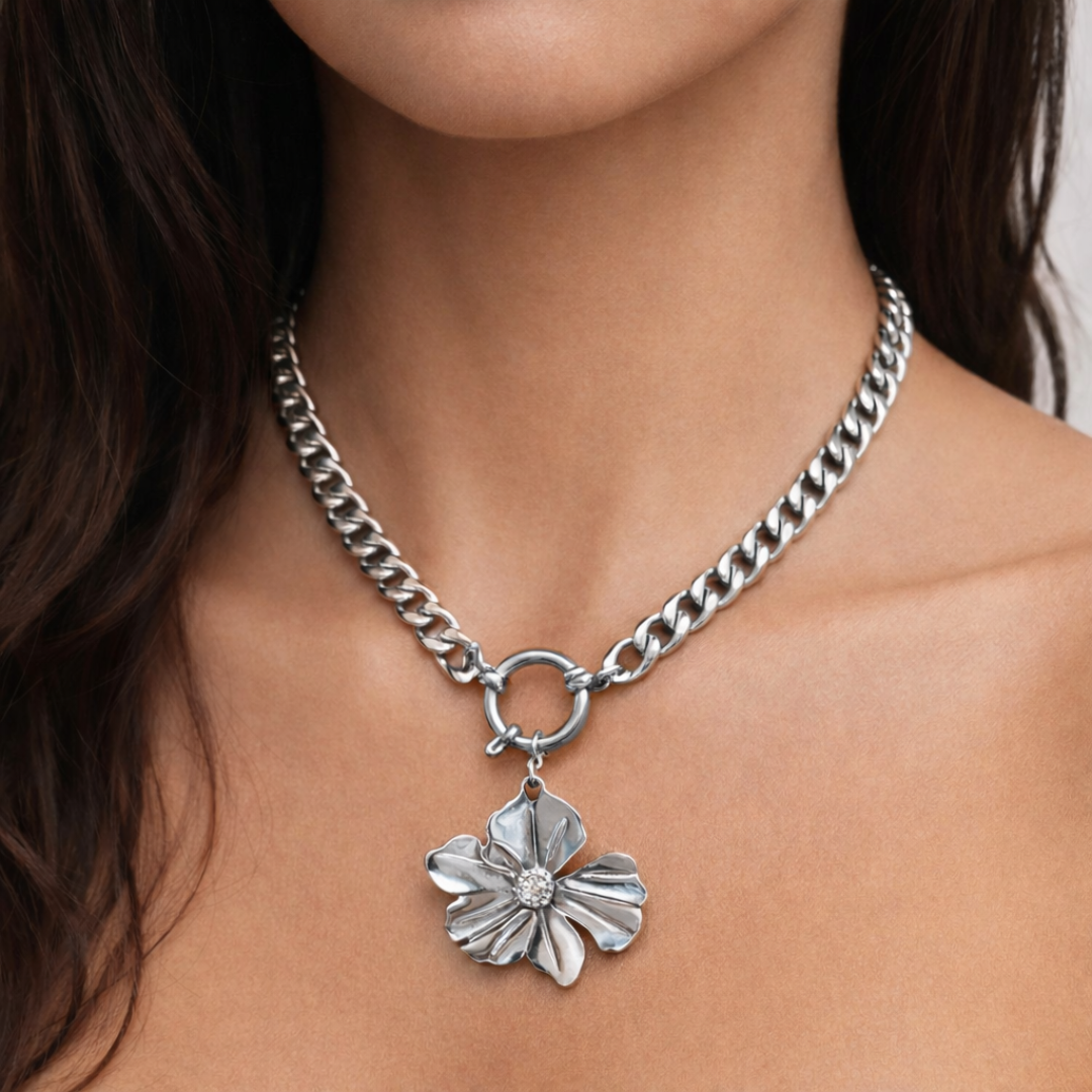 Gargantilla Floral Sfinge plateada – cadena de acero elegante