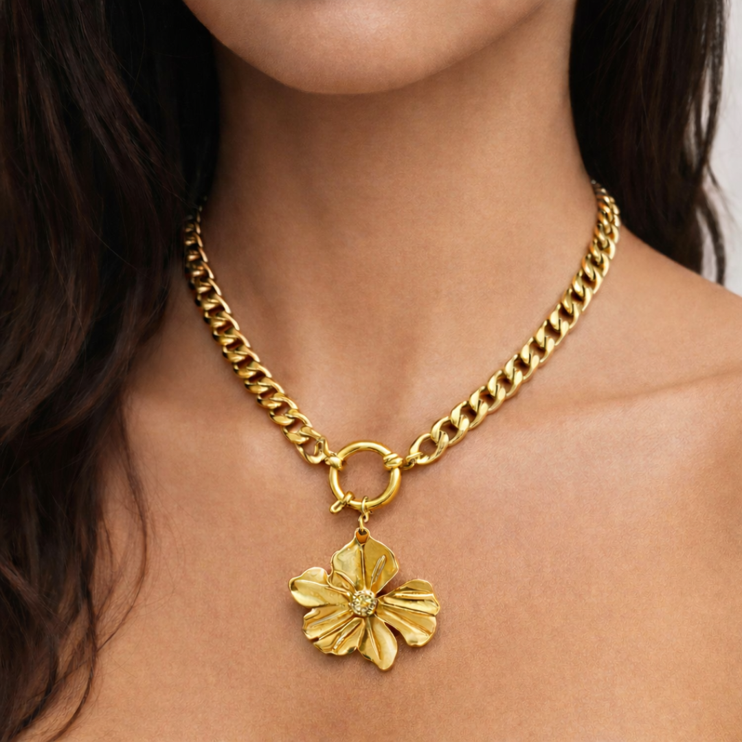 Gargantilla Floral Sfinge dorada – joya de diseño mujer