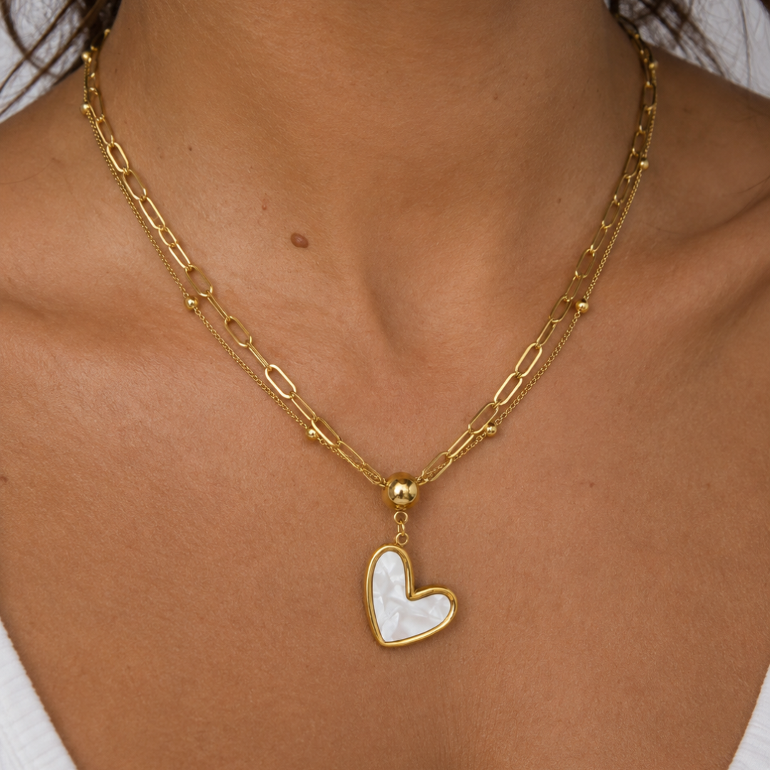 Gargantilla doble corazón Liora en acero dorado PVD colocada en el cuello