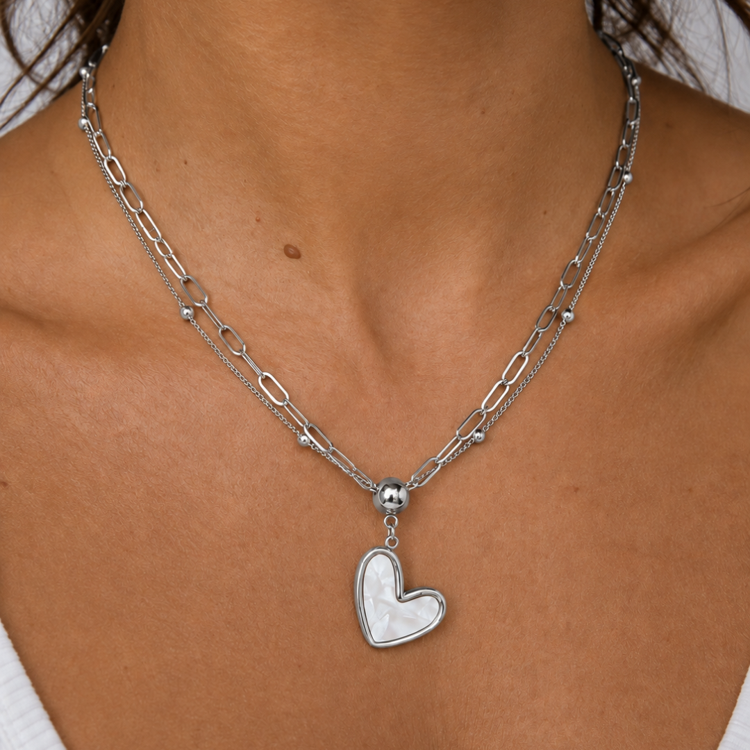 Gargantilla doble corazón Liora en acero plateado colocada en el cuello