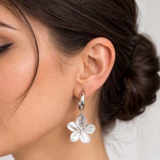 Pendientes aro con flor texturizada diseño Sfinge acabado plateado