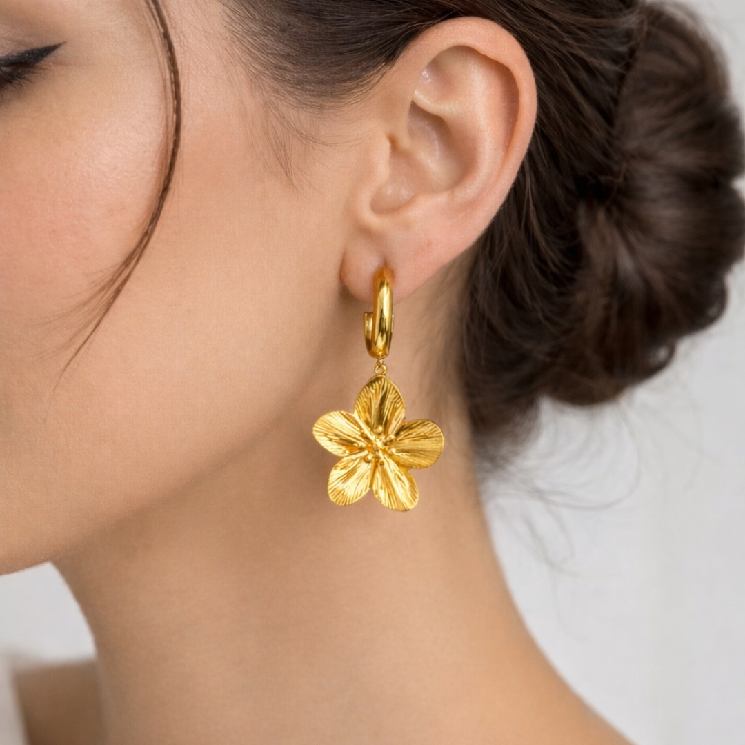 Pendientes de aro con colgante de flor diseño Sfinge acabado dorado waterproof