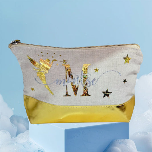 Neceser personalizado beige con inicial y nombre, diseño de hada y estrellas doradas, base metalizada brillante