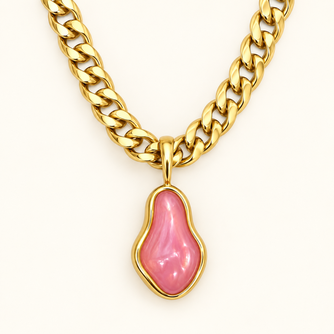 Detalle del colgante rosa y cadena dorada del Collar Imperio