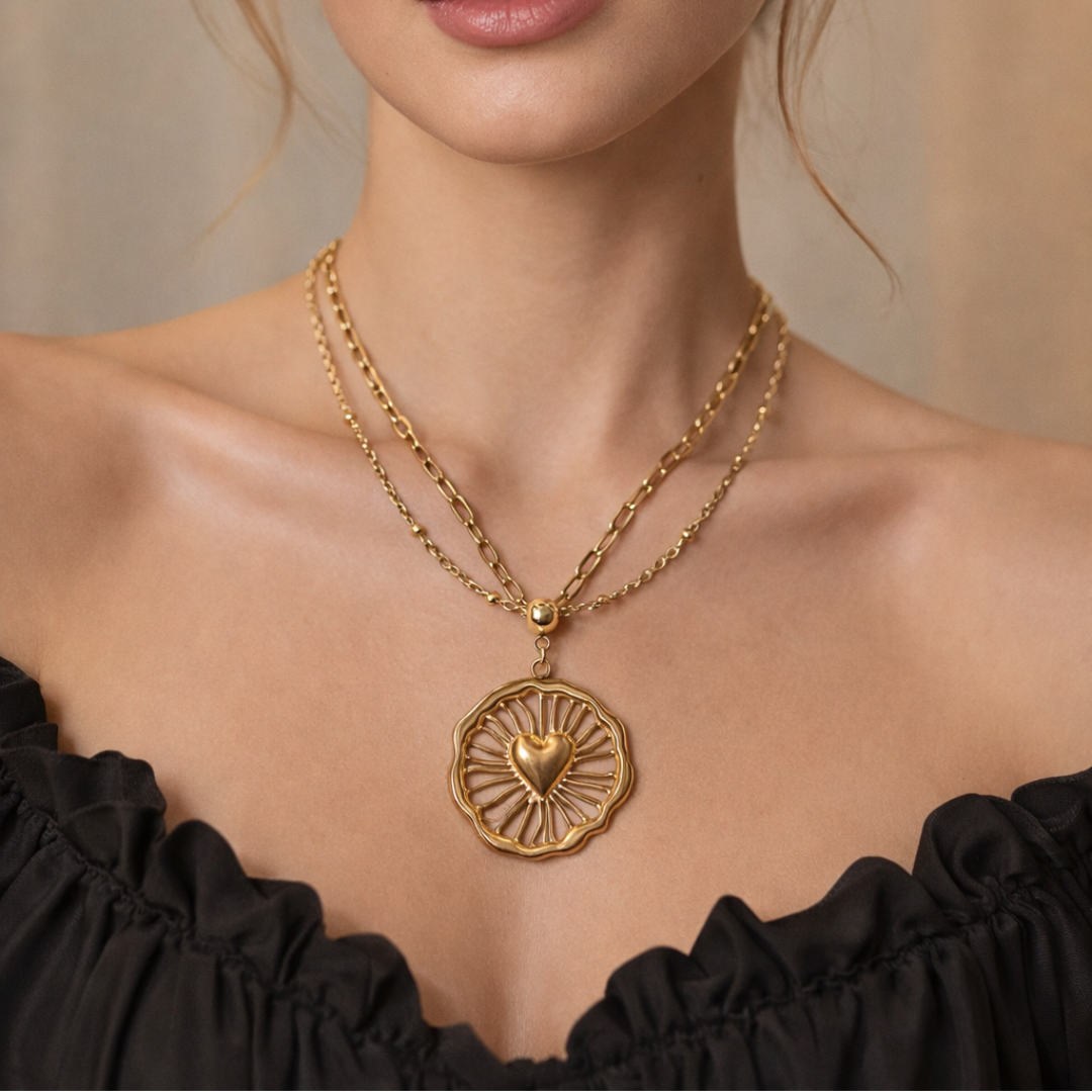 Detalle medallón calado con corazón central en modelo