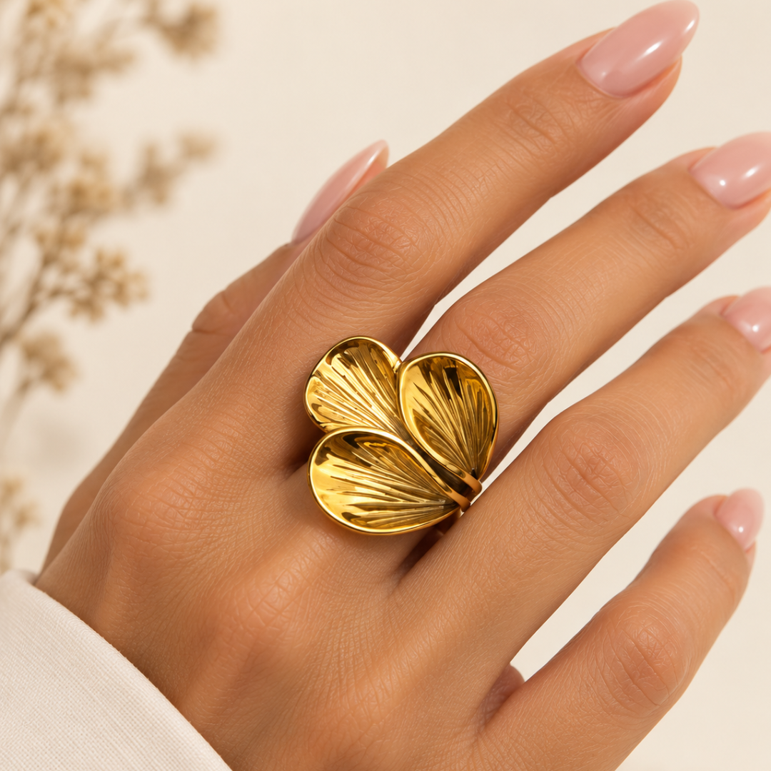 Anillo Tríada Dorado de acero con tres pétalos dorados en relieve