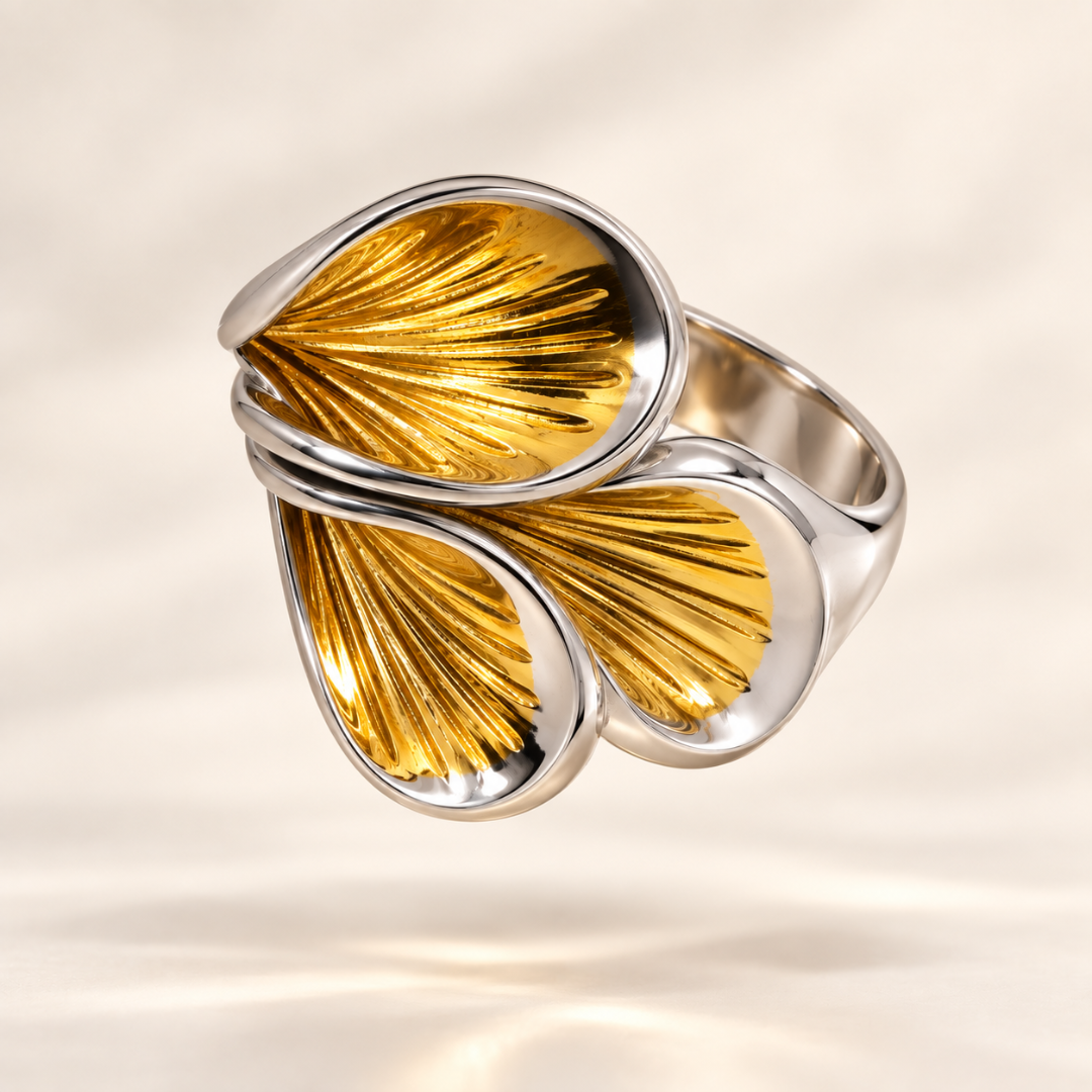 Anillo Tríada bicolor de acero con tres pétalos dorados en relieve de sfinge