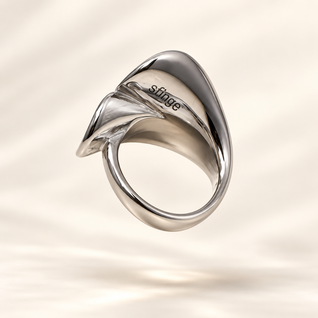 Anillo Tríada bicolor de acero con tres pétalos dorados en  de sfinge joyas