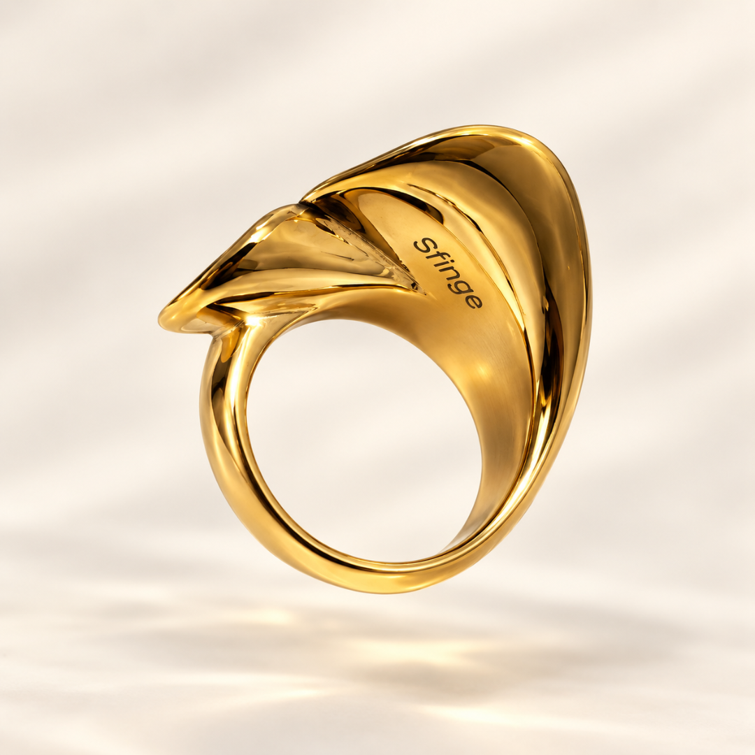 Anillo Tríada de acero con tres pétalos dorados en relieve