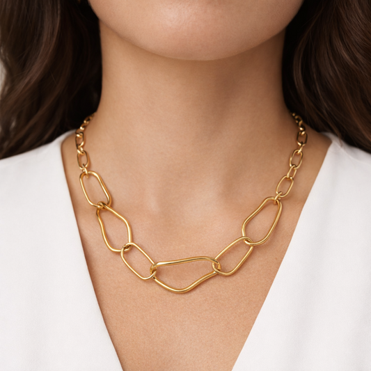 Gargantilla de eslabones orgánicos en acero dorado PVD sobre cuello de mujer.