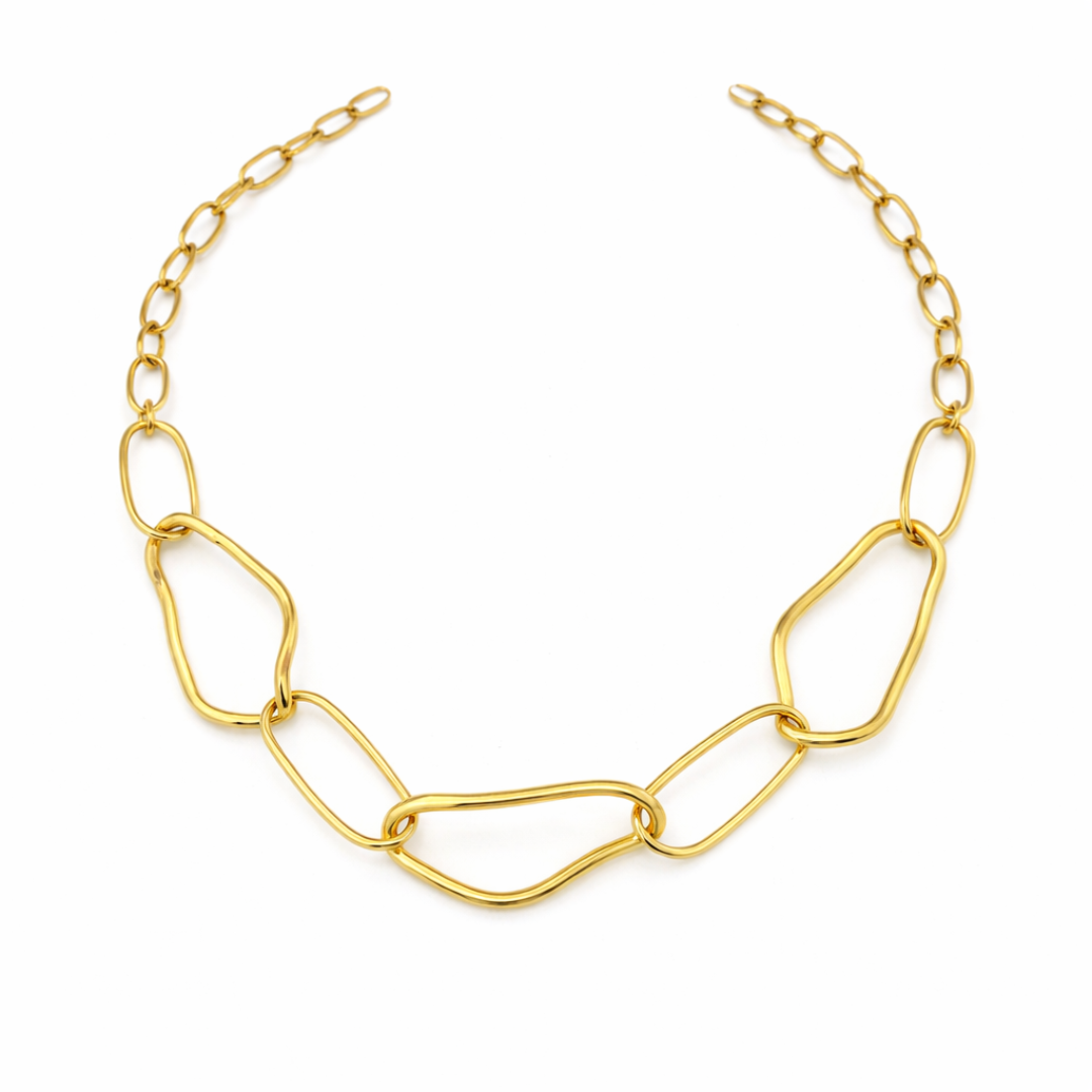 Detalle de los eslabones irregulares de la gargantilla oro Sfinge.