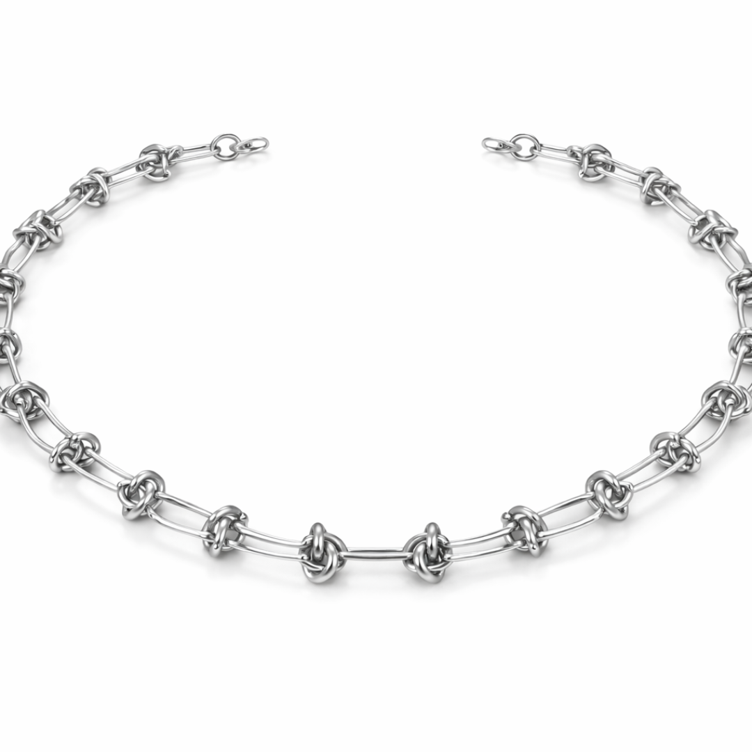 Collar cadena nudo Sfinge puesto en modelo