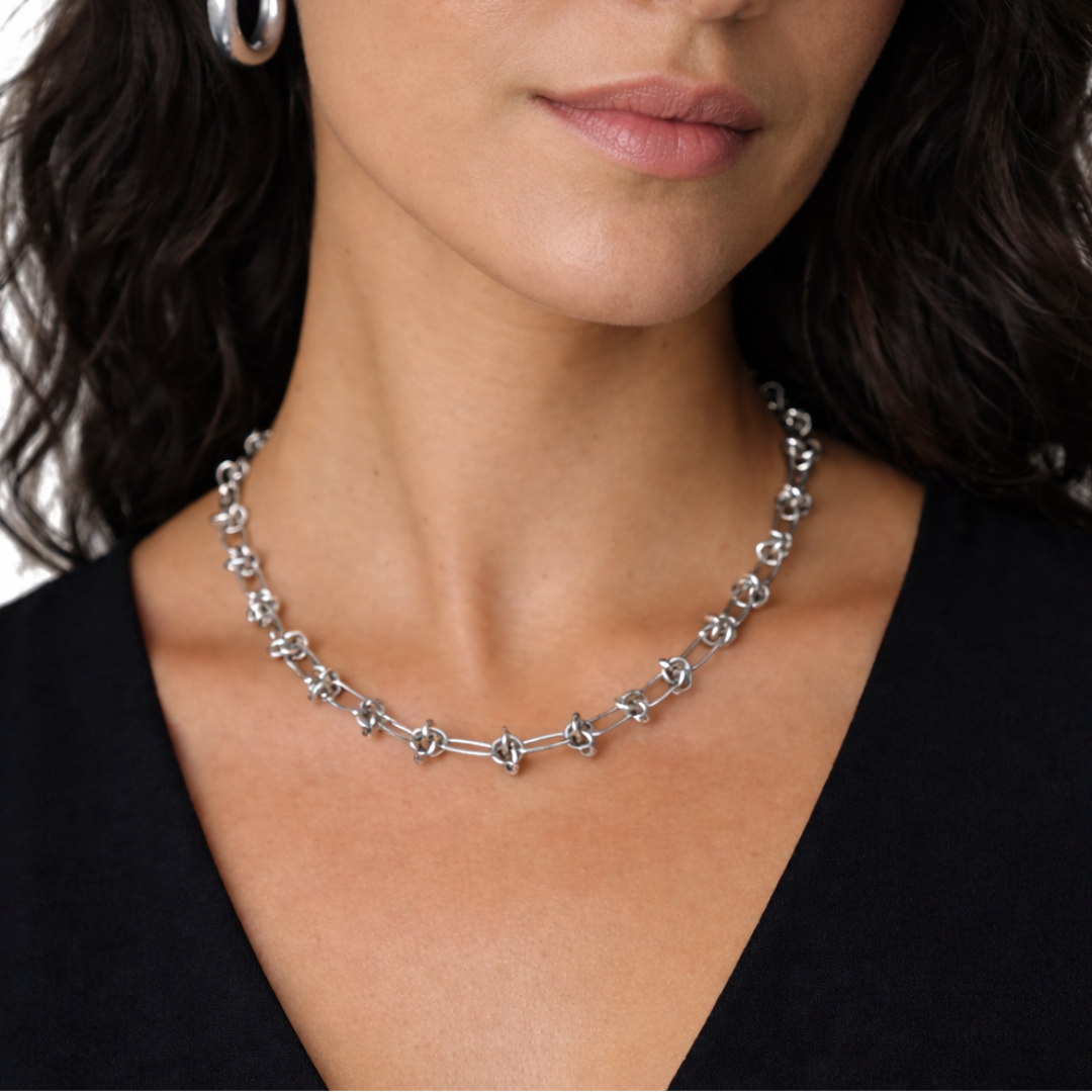 Detalle collar Infinity cadena nudo Sfinge con charms