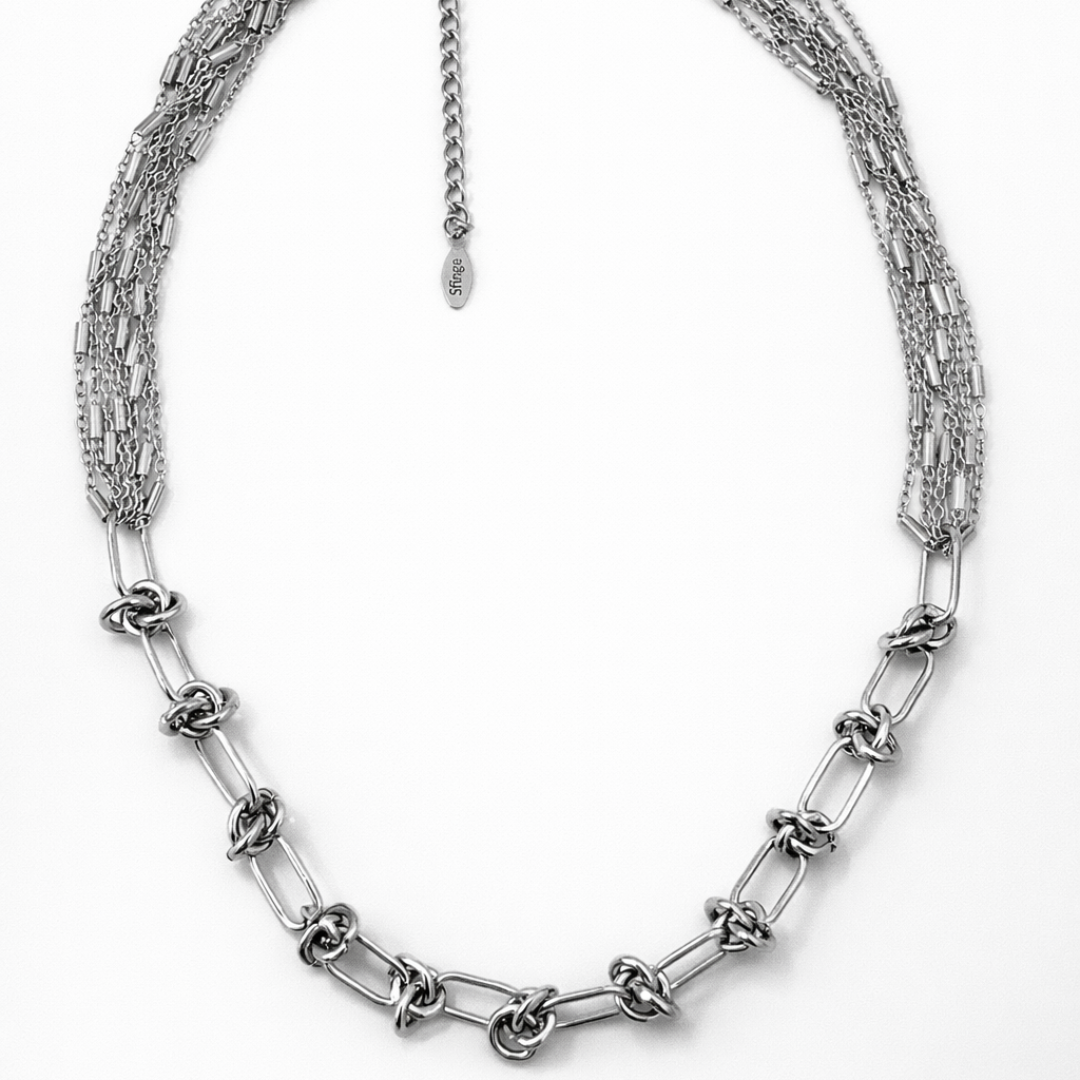 Detalle collar cadena nudo con multicadenas finas Sfinge