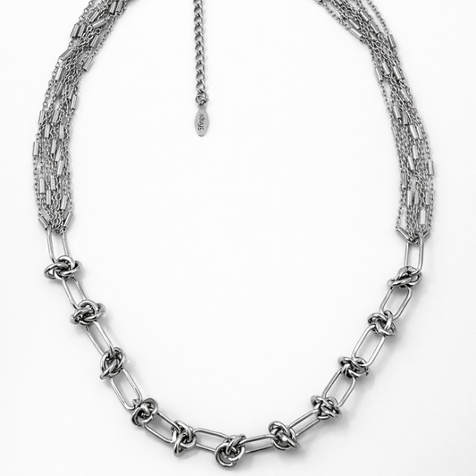 Detalle collar cadena nudo con multicadenas finas Sfinge