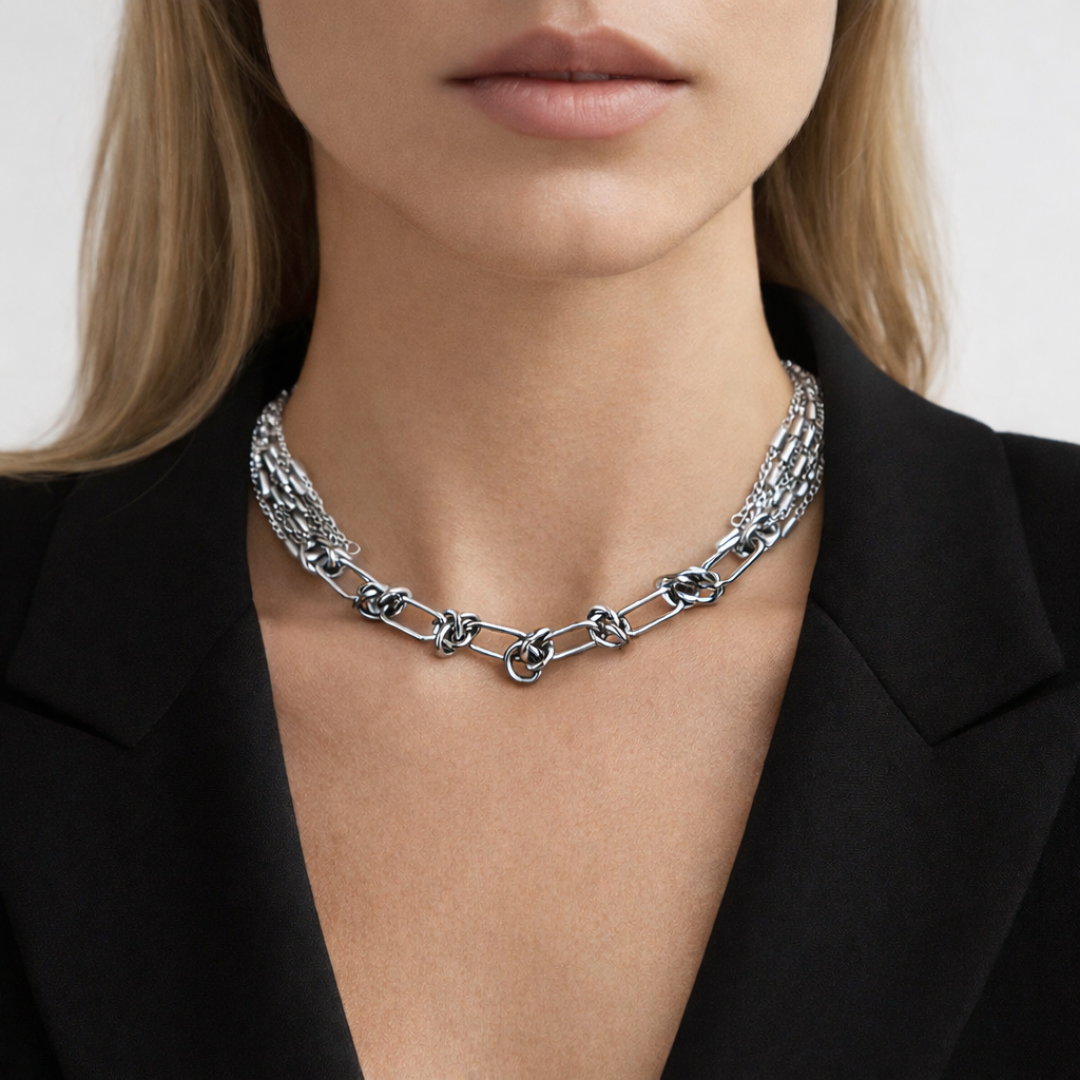 Collar Sfinge Infinity nudo con laterales de cadenas finas en modelo