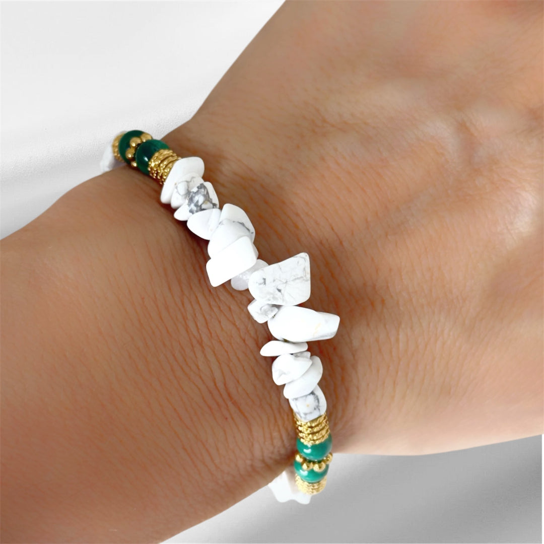 Pulsera de howlita blanca y malaquita verde con acero dorado, Colección Renacer de la marca Sfinge.