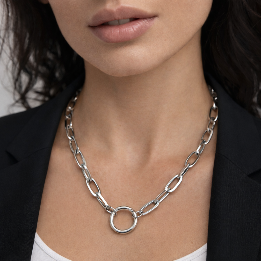 Collar Sfinge Infinity eslabón alargado clip puesto en modelo