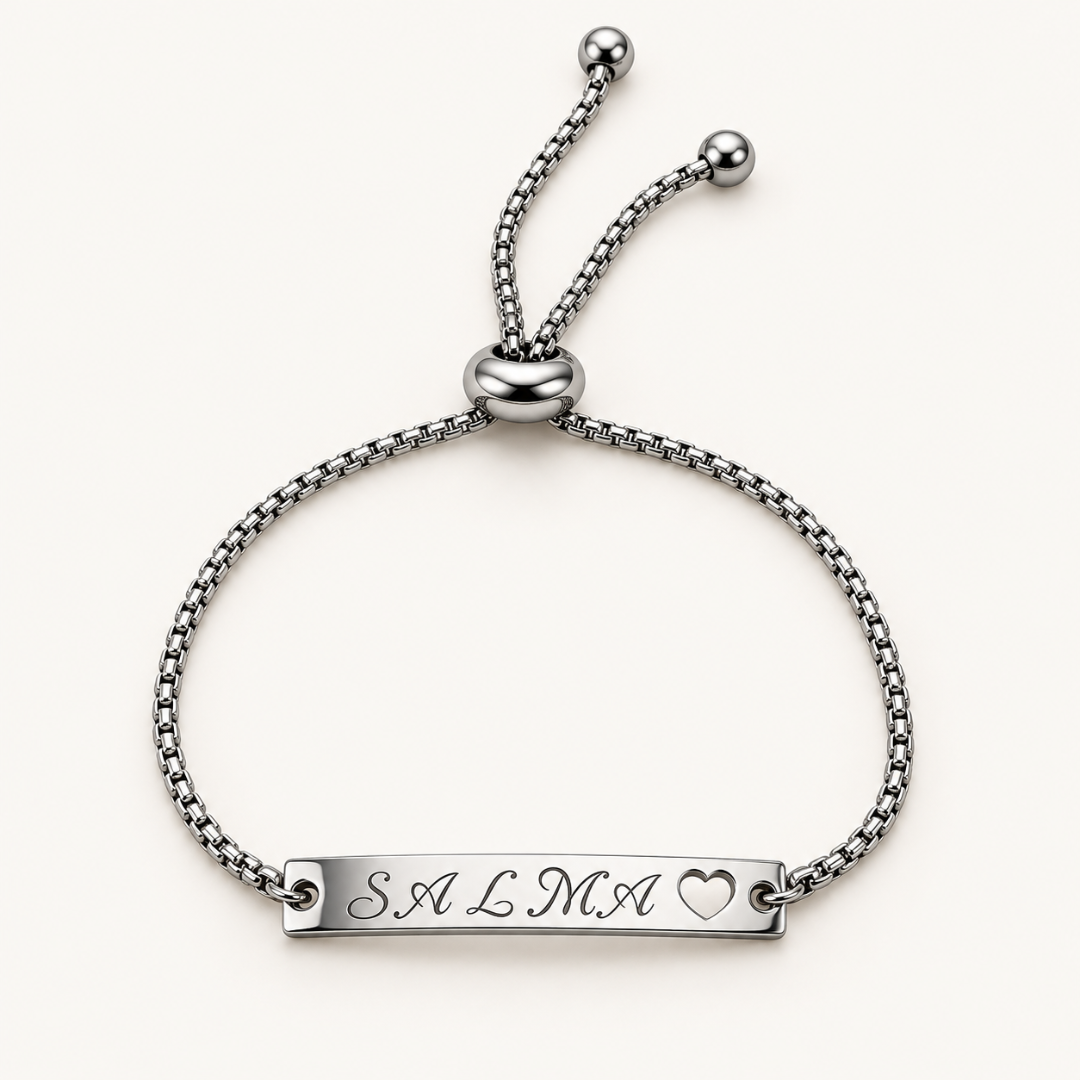 Pulsera ajustable de acero inoxidable con placa grabada con el nombre Salma y corazón calado.
