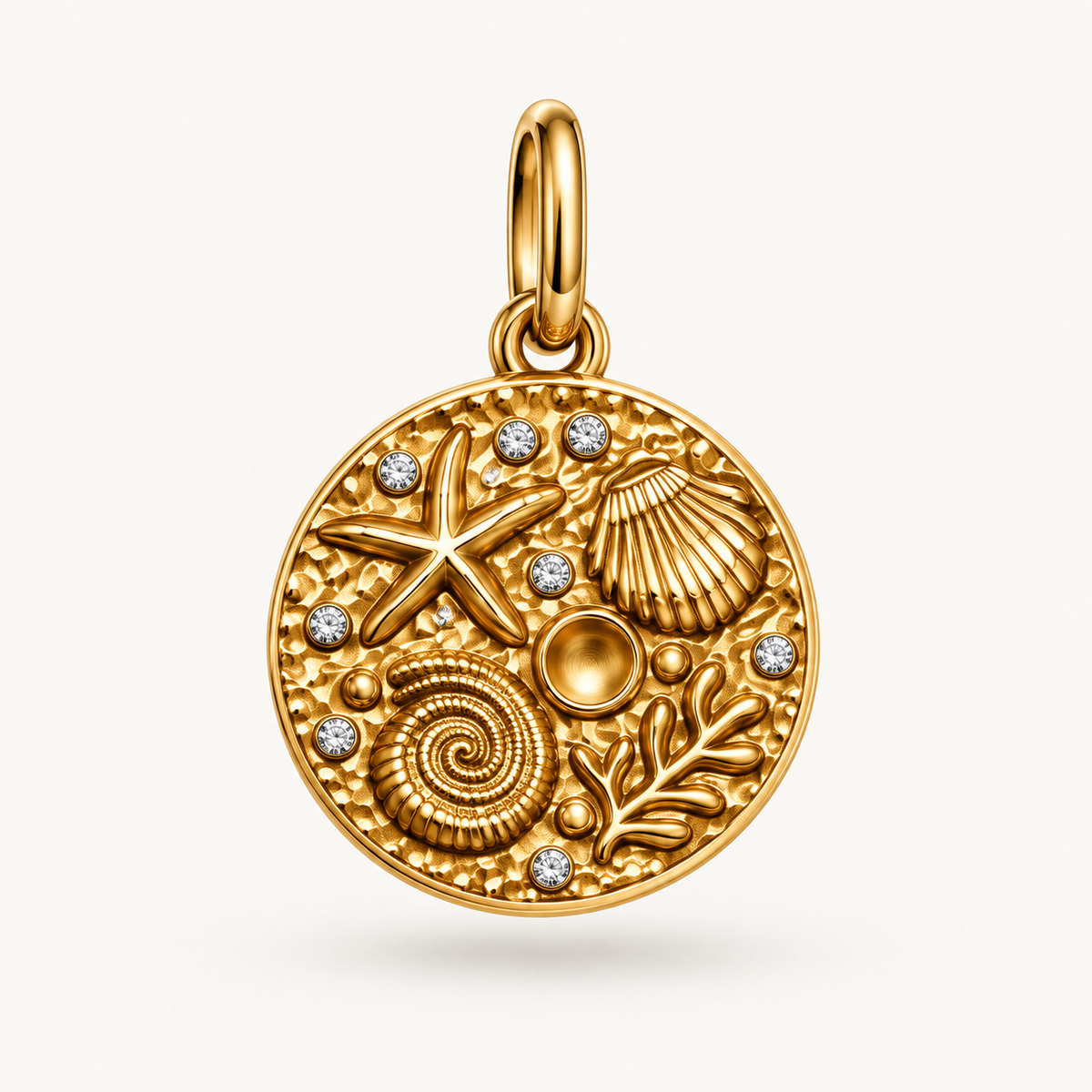 Charm Brisa Marina doradodo con estrella de mar, conchas y relieves marinos.