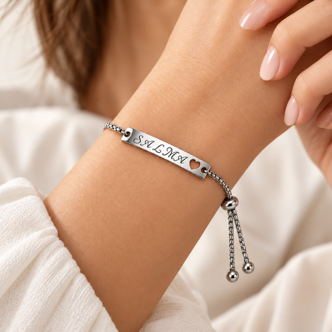Pulsera ajustable de acero plateado con placa grabada con el nombre Salma y corazón calado.