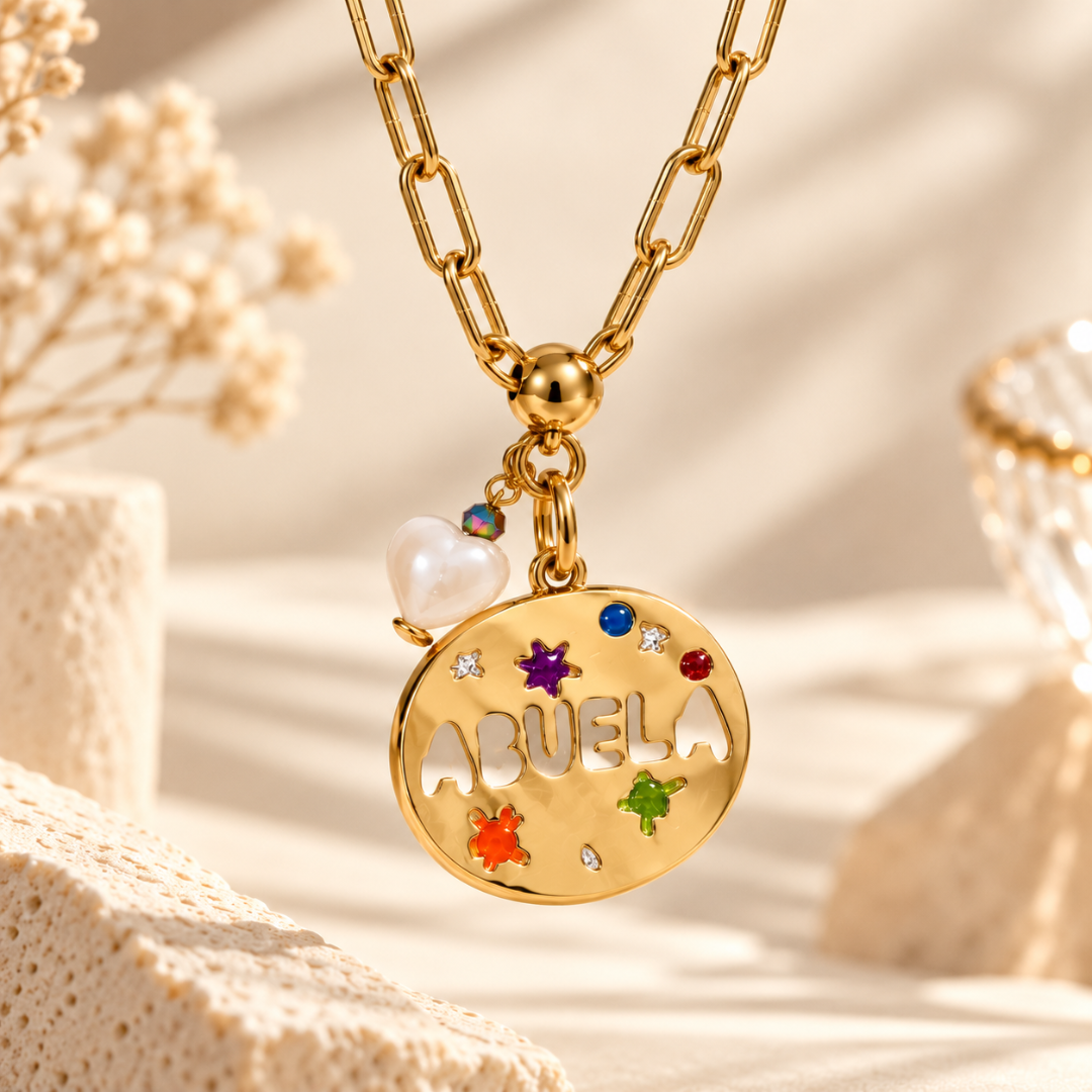 Collar Abuela con corazón de nácar llevado al cuello.