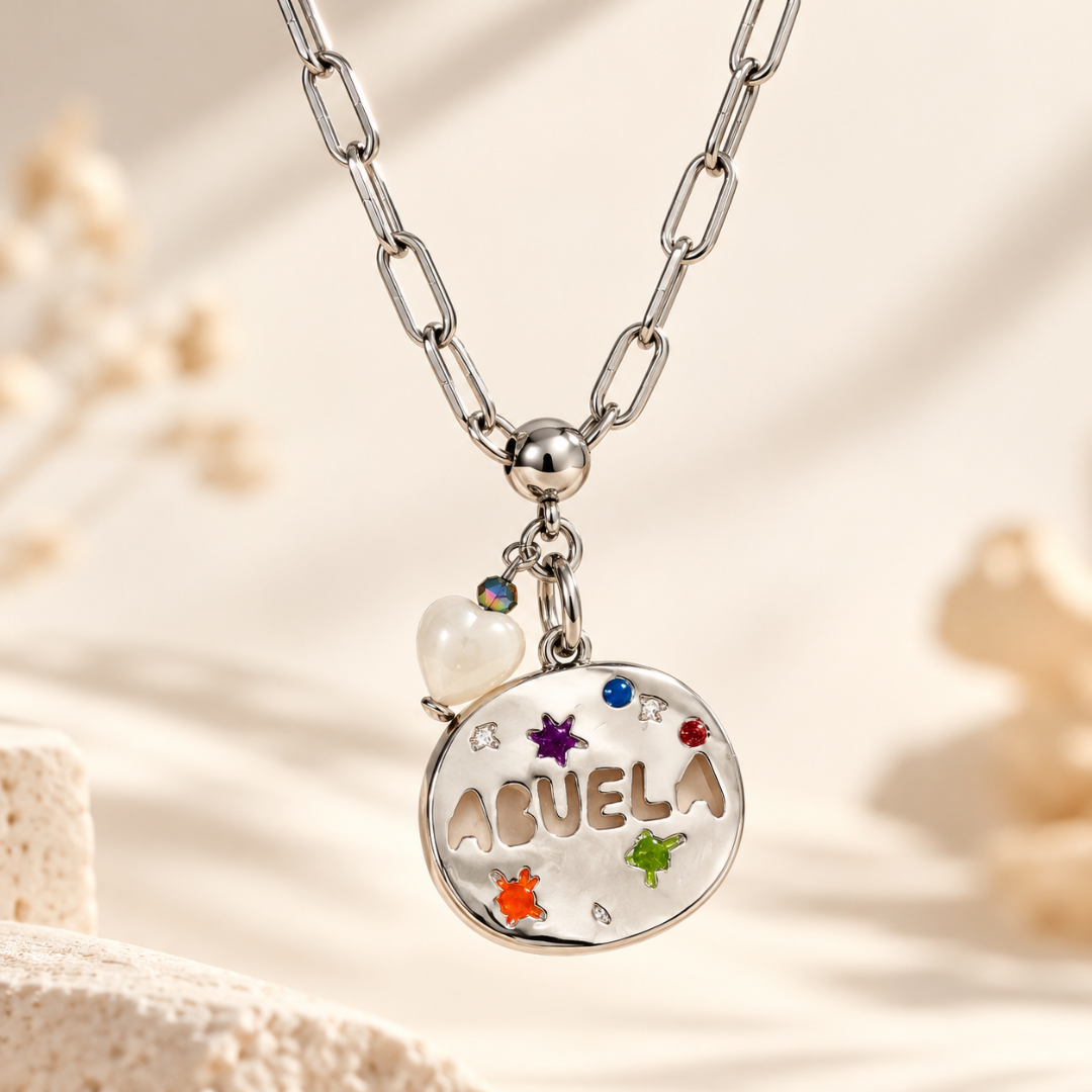 Collar Abuela dorado con cadena de eslabones y corazón de nácar.