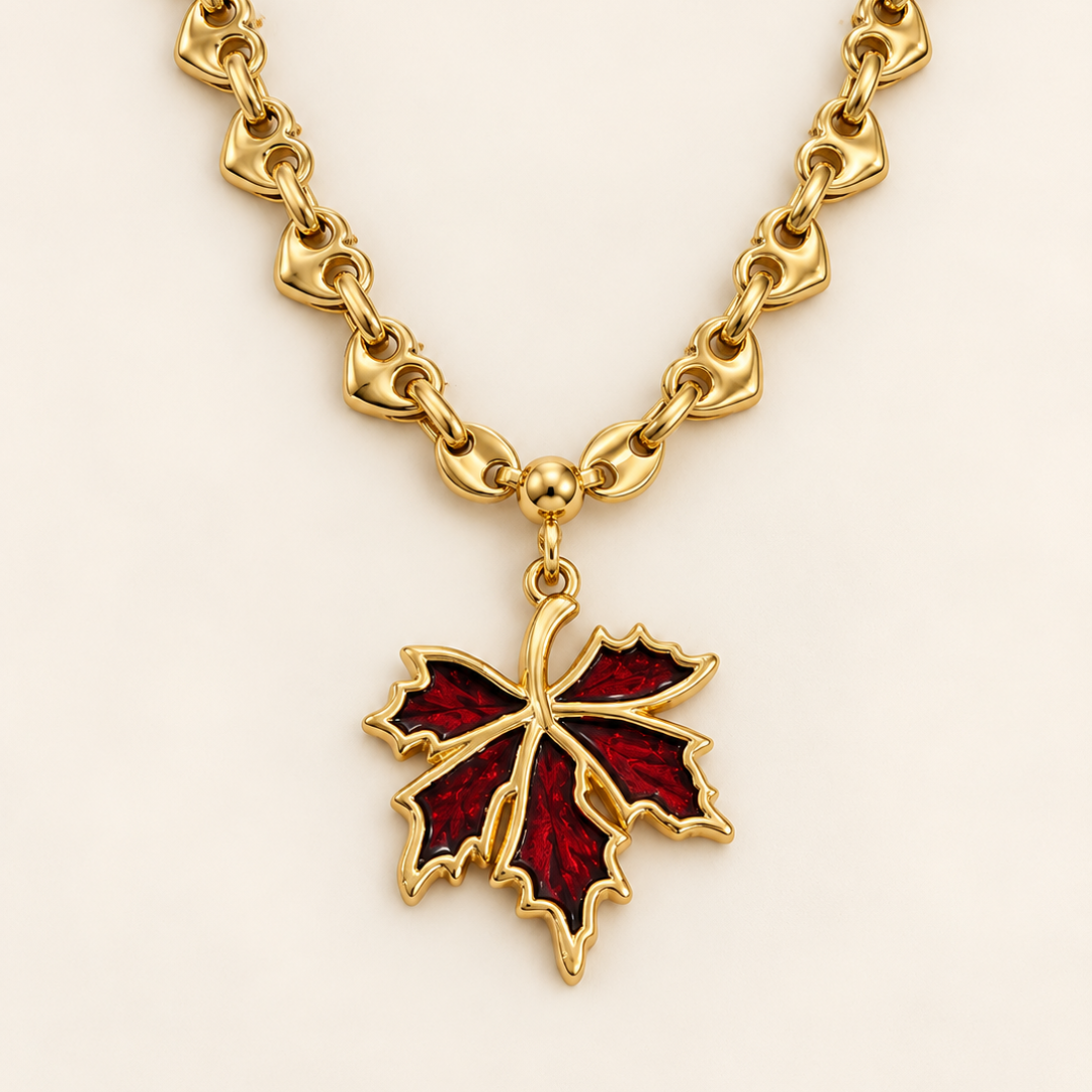 Collar Savia dorado con hoja roja y cadena de calabrote en forma de corazón.